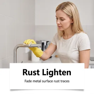 Femme nettoyant la rouille d'un robinet de cuisine avec un nettoyant