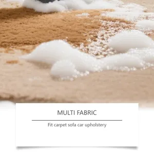 Vue macro d'une mousse de nettoyage blanche sur un tapis beige pour tissus variés.