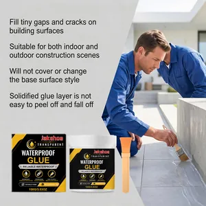 Trabajador aplicando pegamento impermeable transparente Jakehoe en grietas del suelo