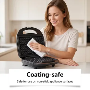 Gros plan sur le nettoyage d'un gaufrier antiadhésif avec un chiffon doux spécial