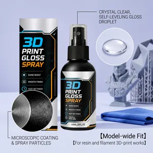 Detailansicht des 3D-Druck-Glanzsprays mit mikroskopischen Beschichtungspartikeln und Sprühnebel.