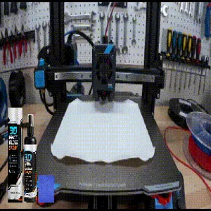 Dettaglio di flaconi spray lucidi per il rivestimento e finitura di modelli 3D.