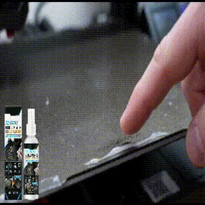 Vista detallada del spray limpiador de cama de impresora 3D eliminando residuos de la plataforma