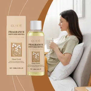 Primo piano della ricarica per diffusore OUHOE da 100ml con confezione in un interno