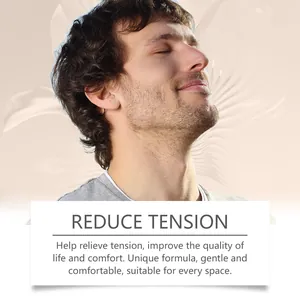 Un uomo rilassato che si gode l'aroma di un diffusore per ridurre tutta la tensione