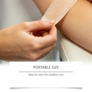 Primer plano de cinta médica suave para la piel aplicada en un brazo para uso en exteriores.