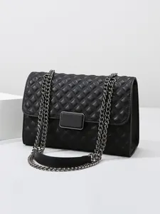 Elegante bolso de hombro acolchado negro con correa de cadena y hebilla plateada.