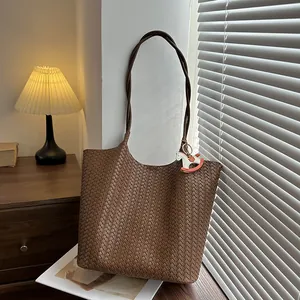 Grande borsa tote marrone in pelle intrecciata con grazioso ciondolo a cavallo