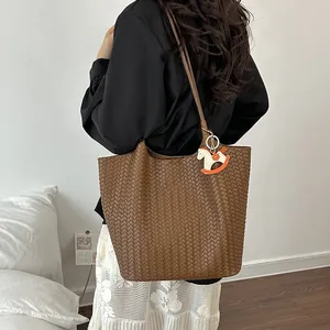 Elegante borsa tote intrecciata marrone con ciondolo a cavallo per l'uso quotidiano