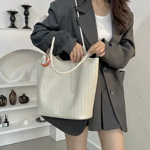 Grande borsa tote intrecciata bianca dal design minimalista per l'uso quotidiano