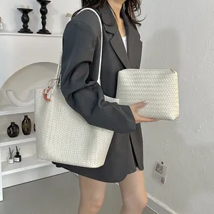 Elegante set di borse tote intrecciate bianche con pochette coordinata e ciondolo a cavallo