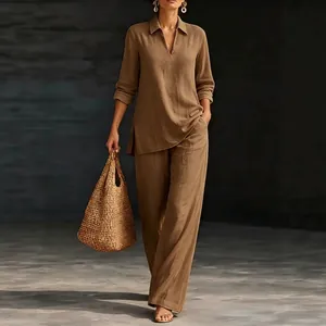 Elegante completo lounge marrone con top a maniche lunghe con scollo a V e pantaloni larghi