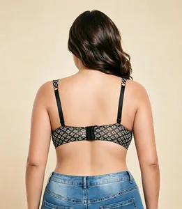 Vista posteriore di reggiseno push-up taglie forti con stampa floreale per donna su modella