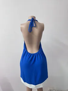 Vue arrière détaillée d'une robe dos nu bleue avec une bordure blanche contrastante