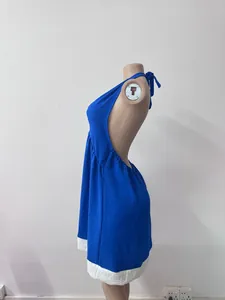 Détail de la vue latérale d'une robe dos nu bleue avec ourlet blanc sur un mannequin de couture