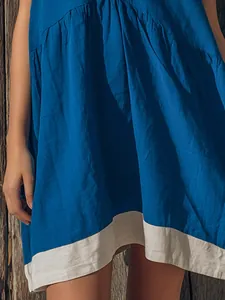 Détail en gros plan du tissu en coton et lin d'une robe de plage bicolore bleu et blanc