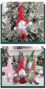 Vue détaillée de divers gnomes de Noël tricotés avec des lumières LED chaudes intégrées