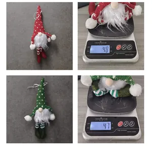 Vue détaillée de la mesure du poids des ornements de gnomes de Noël à environ 47-48 grammes