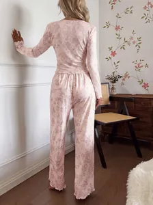 Vista posteriore di un set pigiama rosa floreale da donna con maniche lunghe e ruche