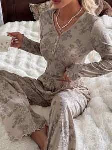 Dettaglio macro del pigiama a coste da donna con eleganti motivi floreali e di conigli