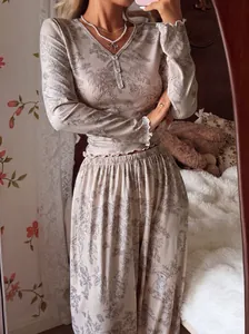 Vista dettagliata del set pigiama floreale a coste da donna con maniche lunghe e pantaloni