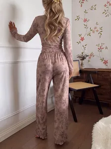 Vista posteriore di completo da casa floreale da donna con maniche lunghe e pantaloni