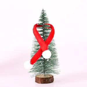 Gedetailleerde weergave van een mini rode kerst sjaal met pluizige witte pompons
