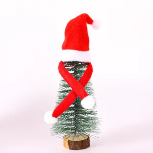 Gedetailleerd overzicht van mini kerstdecoratieset met rode muts, sjaal en boom
