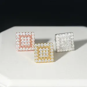 Primer plano de tres pares de pendientes de moissanita cuadrados en plata, oro y oro rosa