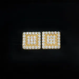 Detalle de pendientes de botón cuadrados en plata 925 dorada con pavé de moissanita