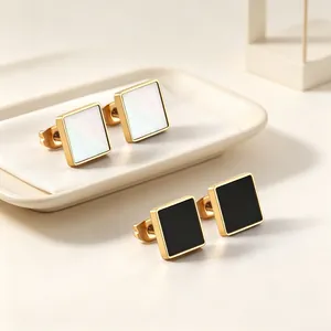 Élégantes boucles d'oreilles carrées plaquées or avec incrustations noires et blanches minimales