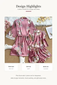 Vista detallada del conjunto de pijama de satén floral rosa de 3 piezas con bata y short.