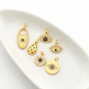 Detalle de colgantes de ojo turco chapados en oro 18K con incrustaciones CZ