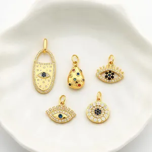 Vista detallada de cinco colgantes de Ojo Turco bañados en oro de 18k con piedras de colores