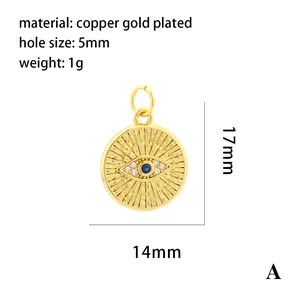 Detalle de colgante ojo turco de cobre bañado en oro con piedras azules.