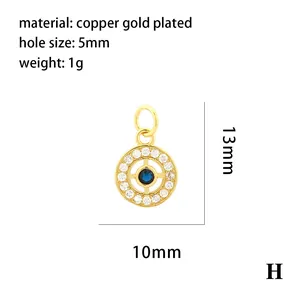 Detalle con las dimensiones del colgante ojo turco chapado en oro de 18K.