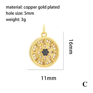 Vista detallada de un colgante de sol Evil Eye chapado en oro de 18K con medidas