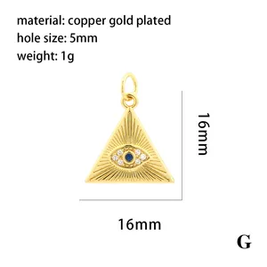 Detalle macro del colgante triangular de ojo turco chapado en oro 18K con medidas