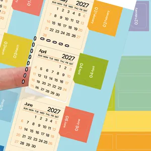 Detalle de las pestañas adhesivas de índice del calendario mensual 2027 de colores
