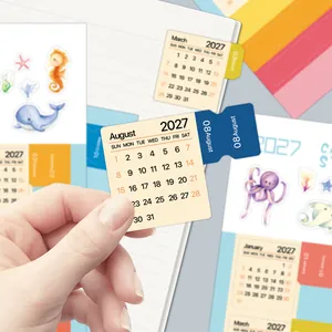 Detalle macro de la pegatina de índice del calendario mensual de agosto 2027 planner