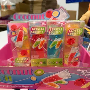 Vue détaillée de jouets squishy dentifrice aux fruits colorés dans leur emballage.