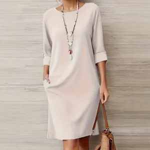 Robe midi élégante beige à col rond avec poches latérales et manches mi-longues