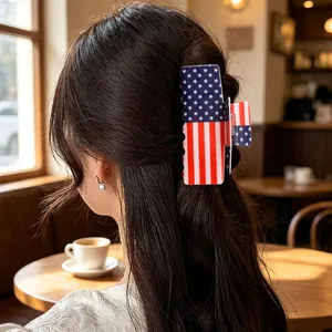 Detailweergave van grote haarklem met Amerikaanse vlag patroon op model haar