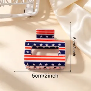 Gedetailleerde weergave van een vierkante haarklem van 5 cm met een Amerikaans vlagontwerp