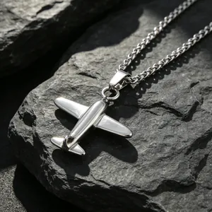 Collar con colgante de avión de combate P-51 Mustang de acero inoxidable plateado para hombre