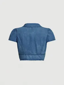 Vista posteriore dettagliata di una giacca di jeans blu corta con maniche a sbuffo