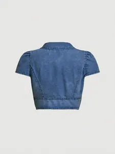 Vista posteriore di una giacca di jeans corta blu da donna con maniche a sbuffo