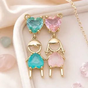 Primer plano detallado de lindos colgantes de circón en forma de corazón para joyas DIY