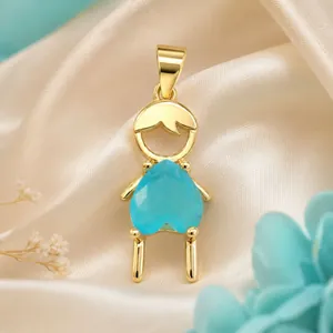 Primer plano de un colgante de niño dorado con piedra de circón azul en forma de corazón