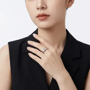 Elegante anello regolabile in argento sterling S925 con moissanite, indossato dal modello